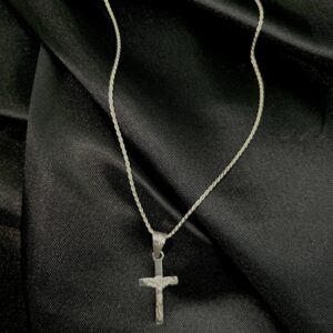 Cadena de Hombre con Cruz Mediana y Figura de Cristo: Elegancia y Devoción Sutil