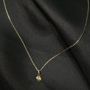 Cadena de Oro 18K con Colgante de Corazón: El Lujo del Amor Eterno