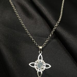 Cadena de Plata con Amuleto "Nudo de Bruja" y Ópalo Centra