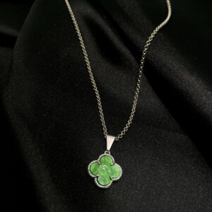 Cadena de Plata con Colgante de Trébol: Amuleto de Suerte y Color