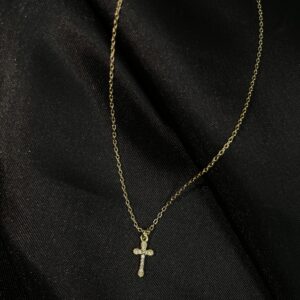 Cadena Delgada con Cruz Brillante: Elegancia Minimalista y Refinada