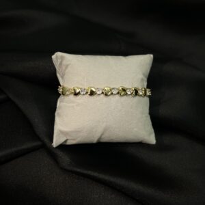 Pulsera con Corazones Enchapados en Oro y Circones Brillantes