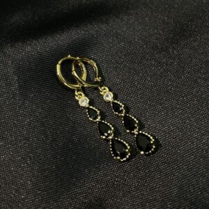 Aros Colgantes con Circonita Brillante y Negras: Contraste y Elegancia Moderna