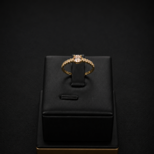 Anillo Solitario Clásico Pavé en Oro 18K – Talla 20 (2.2 gramos)